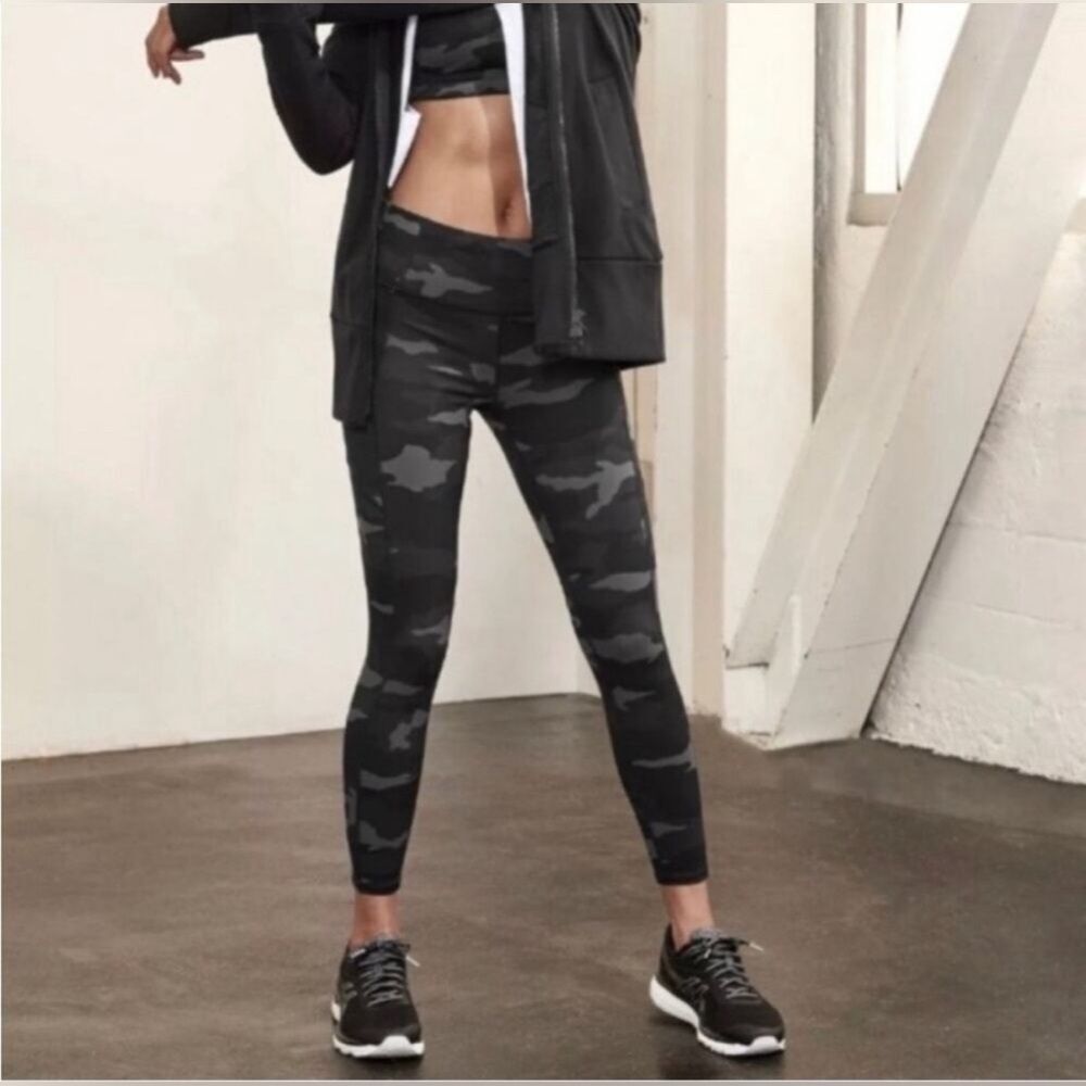 Athleta CAMO CONTENDER 7/8 TIGHT IN POWERLIFT Size Medium